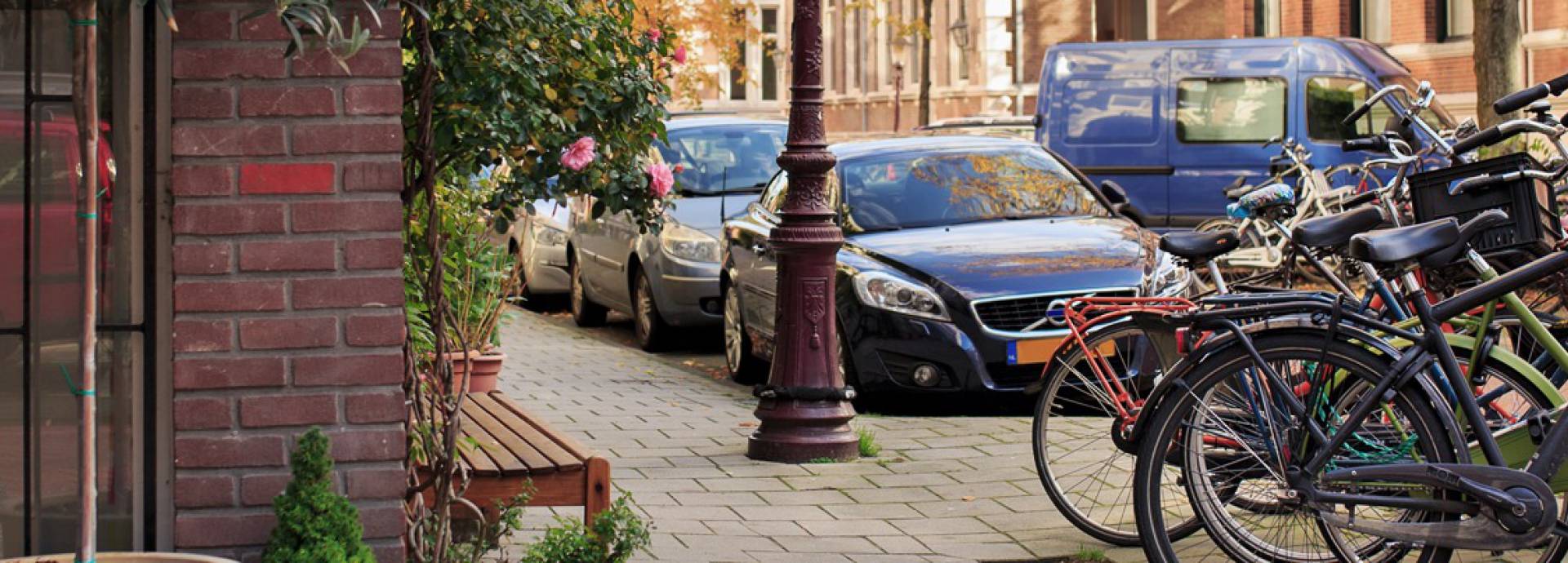 Straat met auto en fietsen